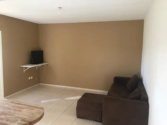 Wohnzimmer; fliesenboden, tageslicht