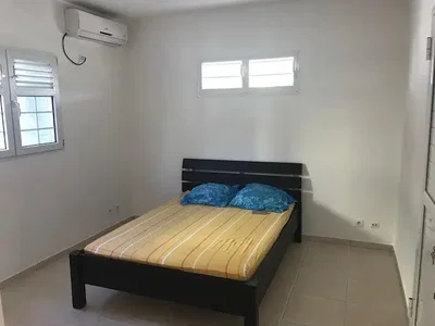 Schlafzimmer; fliesenboden, tageslicht