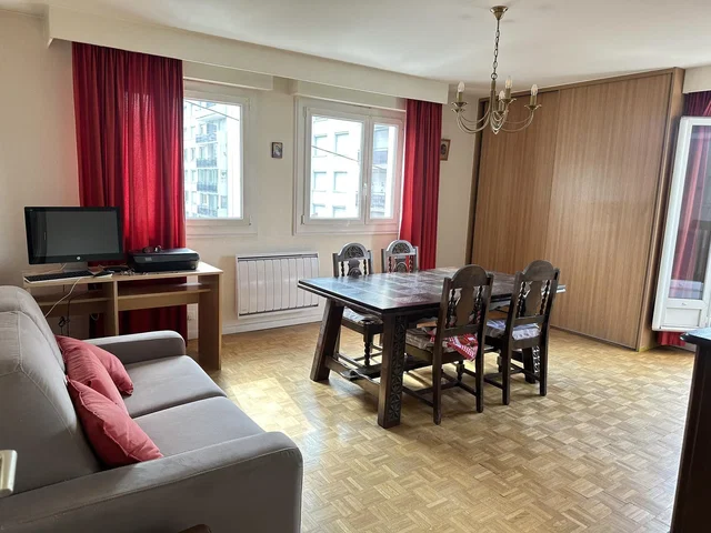 Salon; podłoga drewniana, światło dzienne