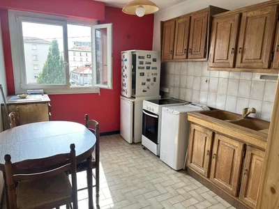 Кухиња; плочице, кухињски апарати, природно светло