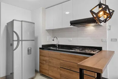 Cocina; electrodomésticos, suelo de madera, luz natural, estilo moderno