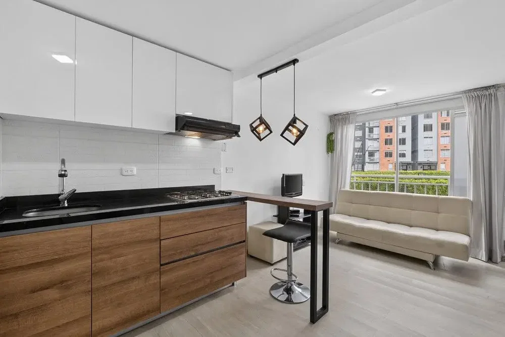 Cocina; electrodomésticos, luz natural, estilo moderno, suelo de madera