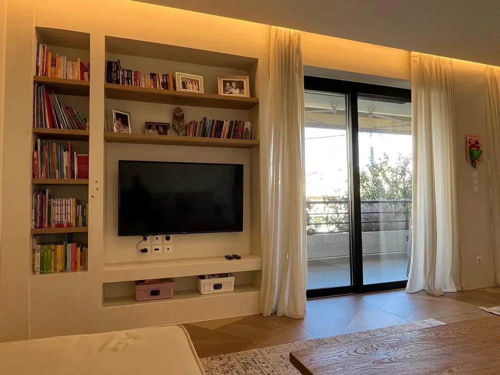 Soggiorno; vista, pavimento in legno, luce naturale
