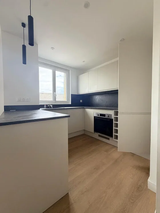 Küche; küchengeräte, holzboden, tageslicht, renoviert