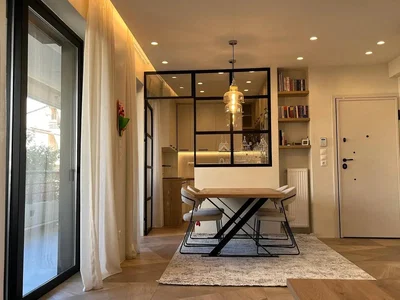 Soggiorno; pavimento in piastrelle, luce naturale, stile moderno, elettrodomestici