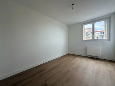 Schlafzimmer; holzboden, tageslicht