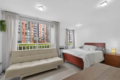 Dormitorio; luz natural, suelo de madera