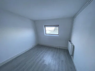 Schlafzimmer; holzboden, tageslicht