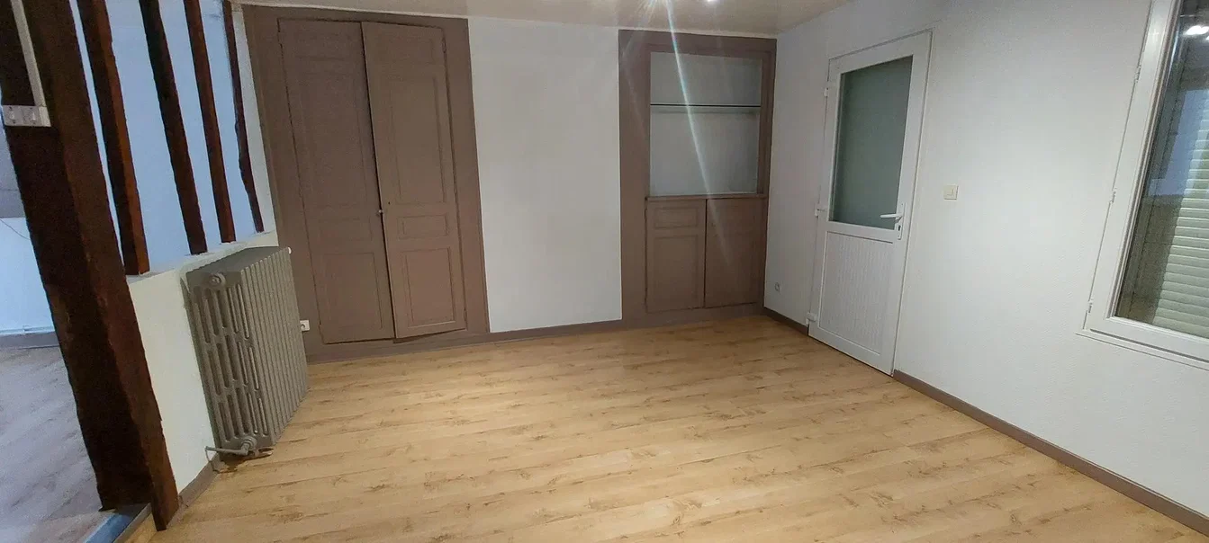 Schlafzimmer; holzboden, tageslicht
