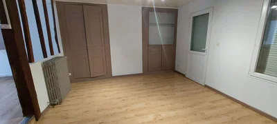 Schlafzimmer; holzboden, tageslicht
