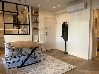 Soggiorno; pavimento in legno, luce naturale, stile moderno