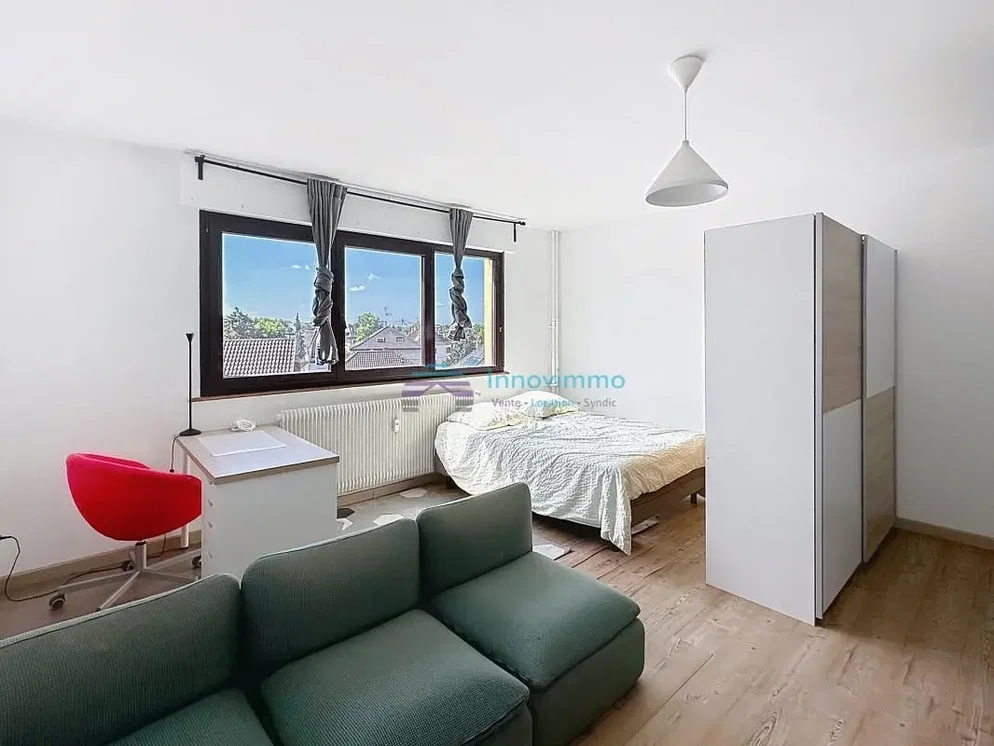 Dormitorio; luz natural, suelo de madera