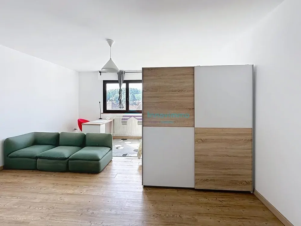 Salón; suelo de madera, luz natural