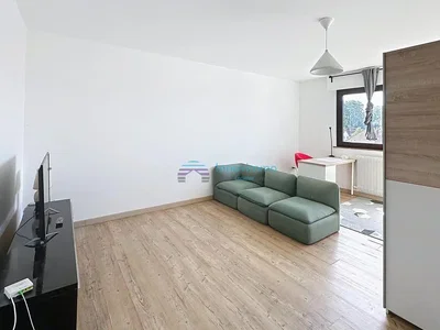 Salón; suelo de madera, luz natural