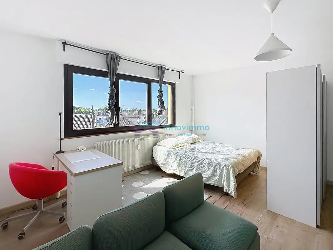 Dormitorio; vista, luz natural, suelo de madera