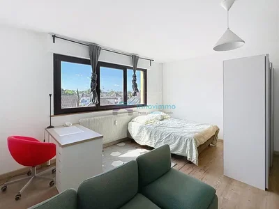 Dormitorio; vista, luz natural, suelo de madera