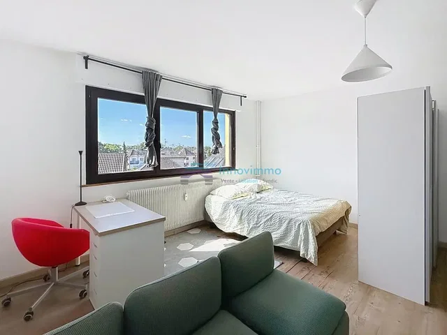 Dormitorio; vista, luz natural, suelo de madera