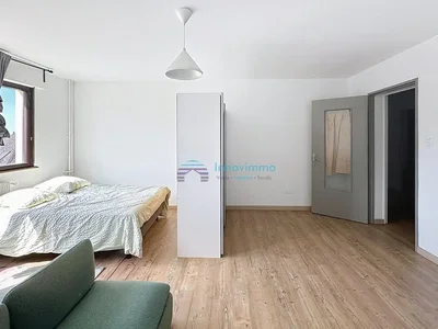 Dormitorio; suelo de madera, luz natural