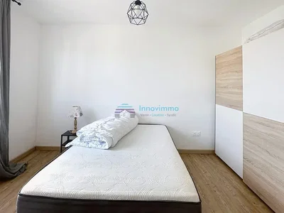 Spavaća soba; drveni pod, prirodno svjetlo