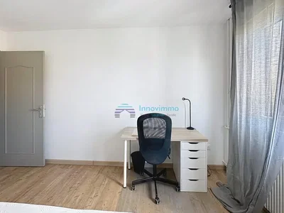 Spavaća soba; drveni pod, prirodno svjetlo