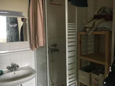 Badezimmer; fliesenboden, tageslicht