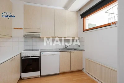 Kuhinja; kuhinjski aparati, pločice, prirodno svjetlo, renoviran