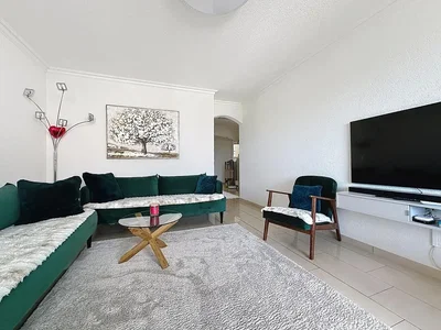 Oturma odası; doğal ışık, modern stil, fayans zemin