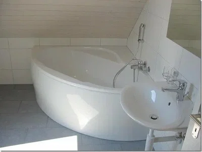 Kupaonica; pločice, prirodno svjetlo