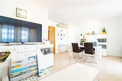 Wohnzimmer; tageslicht, fliesenboden, moderner stil