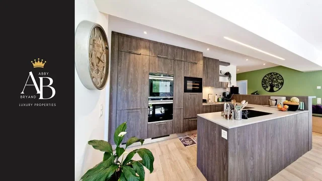 Cucina; elettrodomestici, pavimento in legno, ristrutturato, luce naturale