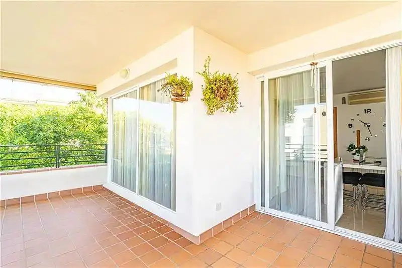 Balkon; fliesenboden, tageslicht, blick