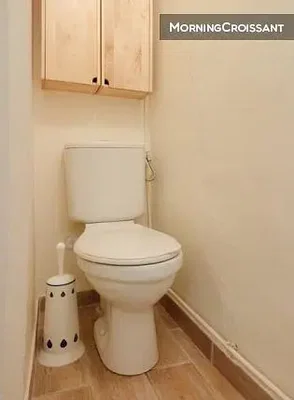 مرحاض; أرضية من البلاط