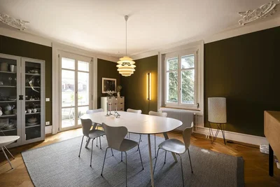 Soggiorno; pavimento in legno, luce naturale, stile moderno