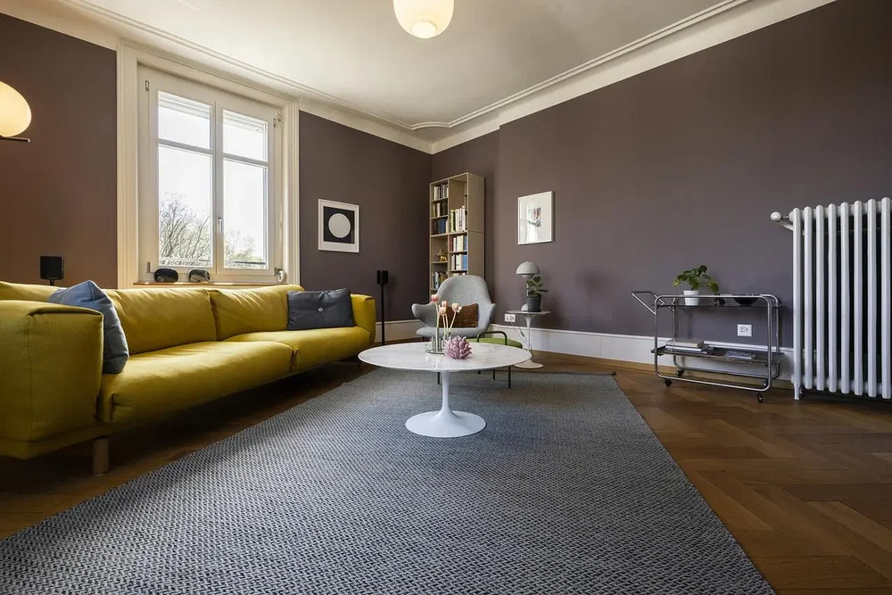 Soggiorno; pavimento in legno, luce naturale, stile moderno