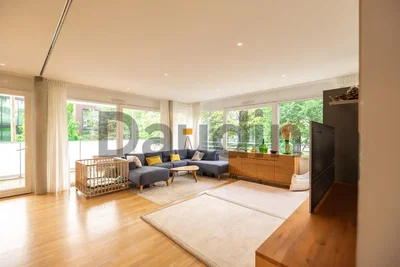 Soggiorno; pavimento in legno, luce naturale, stile moderno