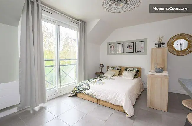 Schlafzimmer; fliesenboden, tageslicht