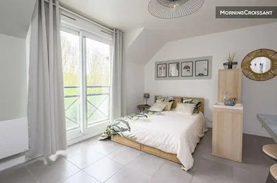 Schlafzimmer; fliesenboden, tageslicht