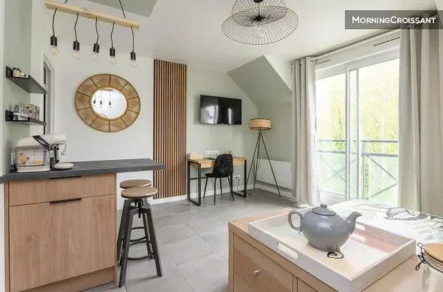 Kitchen; kitchen appliances, natural light, modern style