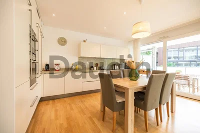 Cucina; elettrodomestici, pavimento in legno, luce naturale, stile moderno