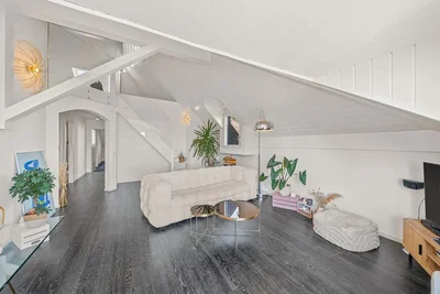 Soggiorno; pavimento in legno, luce naturale, stile moderno