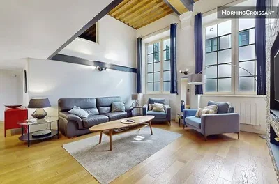 Living room; wood floor, high ceiling, natural light, modern style