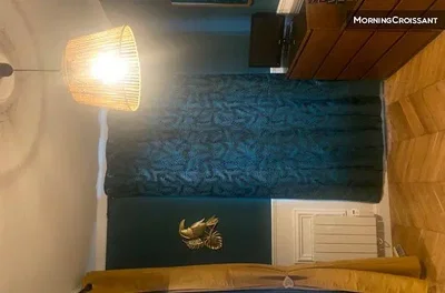 Schlafzimmer; holzboden, tageslicht
