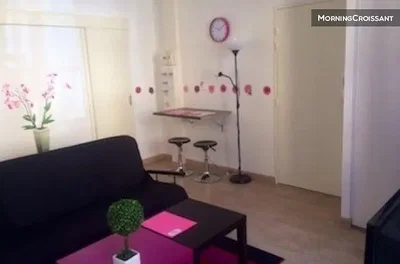 Salon; style moderne, parquet, lumière naturelle