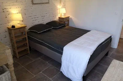 Schlafzimmer; fliesenboden, tageslicht