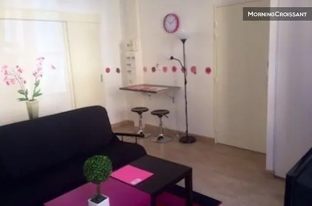 Woonkamer; moderne stijl, houten vloer, natuurlijk licht