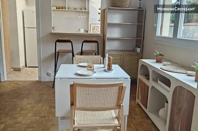 Küche; küchengeräte, holzboden, tageslicht, moderner stil