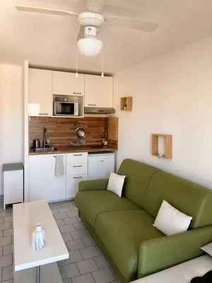 Wohnzimmer; küchengeräte, fliesenboden, tageslicht