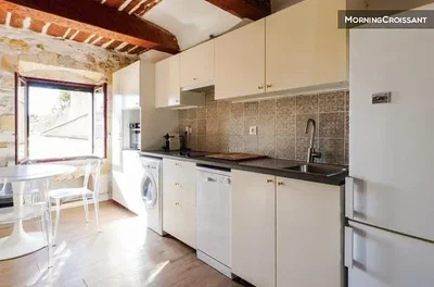 Keuken; keukenapparatuur, natuurlijk licht, houten balken