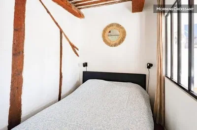 Slaapkamer; houten balken, natuurlijk licht