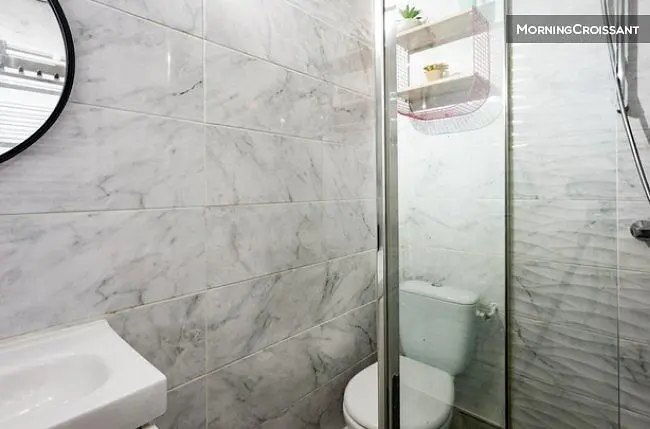Toilet; tegelvloer, gerenoveerd, natuurlijk licht